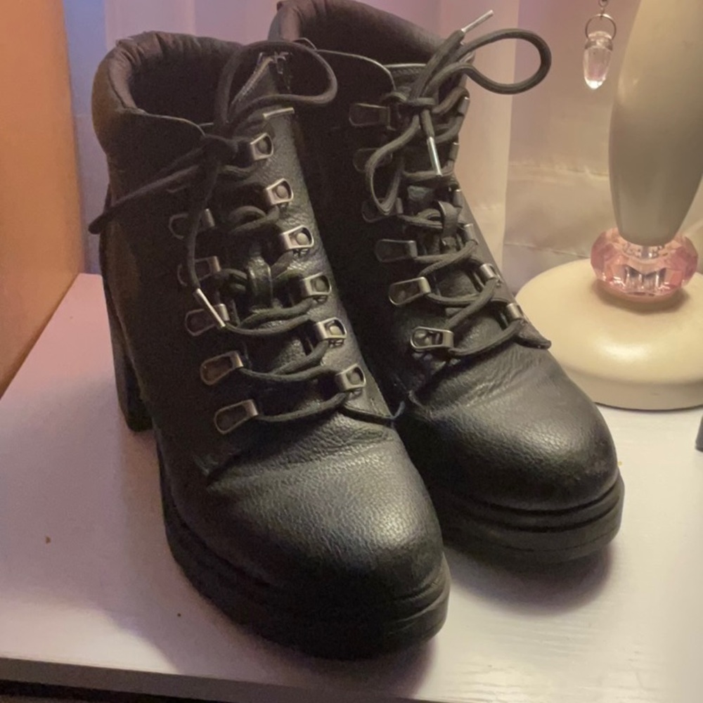 No Boundaries Size 8 Black Boots